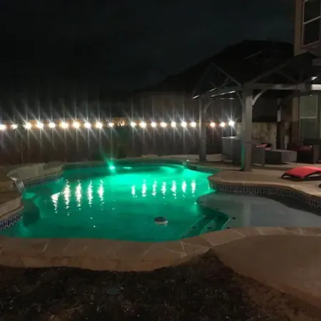 Luxury 4 Bedroom Home With Pool Near Attractions